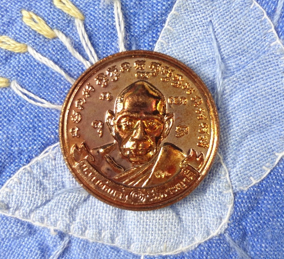 เหรียญสตางค์หลวงพ่อกลั่น หลังยันต์ ปี 2544 วัดพระญาติการาม จ.พระนครศรีอยุธยา เนื้อทองแดง ตอกโค๊ต ขนาด 2.0 cm.